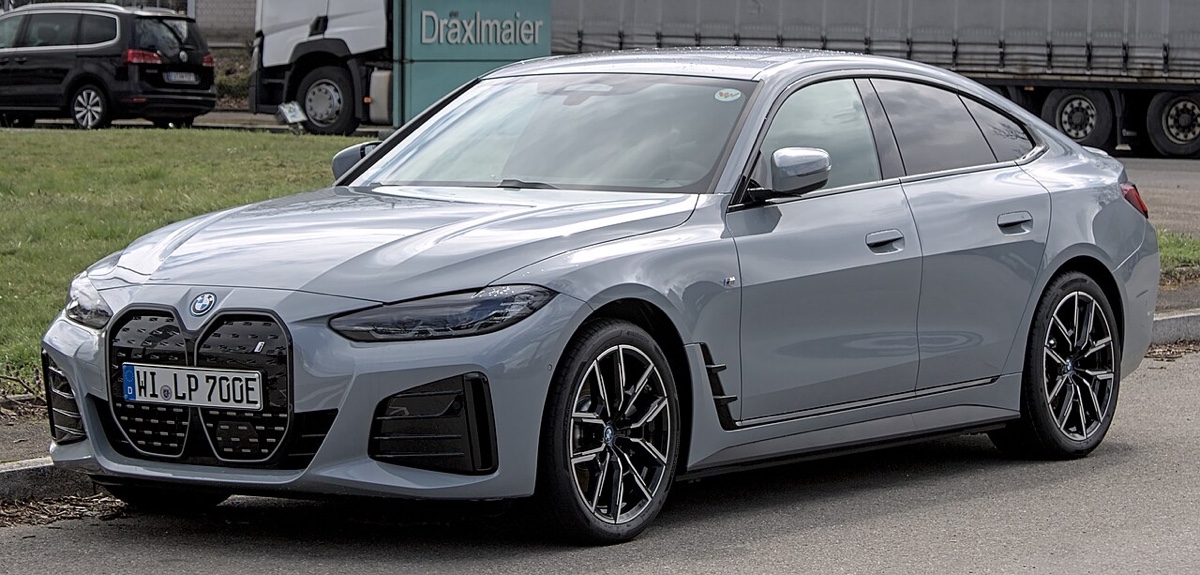 BMW i4 neuve ou Dacia Spring d’occasion ?
